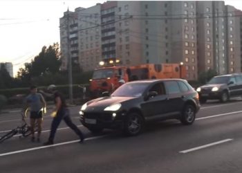 Τσαμπουκάδες με Πόρσε στη μέση του δρόμου μέχρι που… τους την έπεσαν άνδρες ειδικών δυνάμεων (Video)