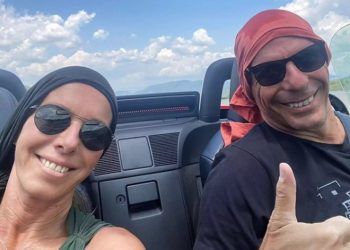 Με… μπαντάνα σε κάμπριο Βαρουφάκης – Στράτου στην Κέρκυρα