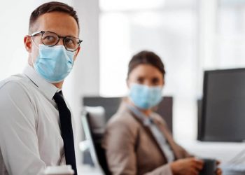 Δημόσιο: Πότε είναι υποχρεωτική η χρήση μάσκας για τους υπαλλήλους