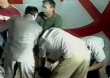 «Άτιμοι κομμουνιστές θα πεθάνετε»: Η live δολοφονική επίθεση που στοίχειωσε την Ελλάδα