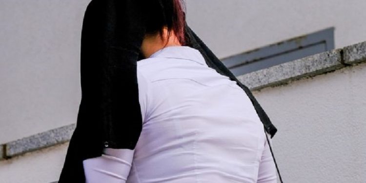 Alldaynews.gr Στη φυλακή η εκπαιδευτικός που έκανε σ3ξ με μαθητή σε δωμάτιο ξενοδοχείου (pics)