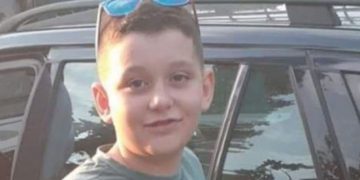 Alldaynews.gr Ανείπωτος θρήνος για το 10χρονο που σκοτώθηκε απο Ασθενοφόρο περιμένοντας να ταξιδεψει