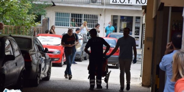 Alldaynews.gr Επίθεση με τσεκούρι στη ΔΟΥ Κοζάνης: Πάλευα μαζί του και του είπα “ξέρεις τι έκανες”;