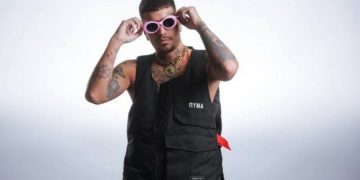 Alldaynews.gr Οι παντόφλες που φόρεσε ο Snik στη Νάξο και έγιναν viral (video)