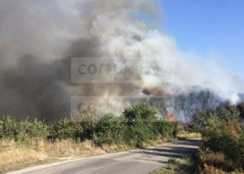 Μαίνεται η φωτιά στην Κέρκυρα- Το λιμενικό απομάκρυνε λουόμενους (video)