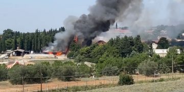 ΤΩΡΑ: Θεσσαλονίκη- Φωτιά στην Αμερικάνικη Γεωργική Σχολή (video)