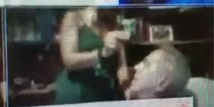 Alldaynews.gr Θεσσαλονίκη: Live Ξεμάτιασμα για τον αντιδήμαρχο σε τηλεδιάσκεψη του ΔΣ (video)