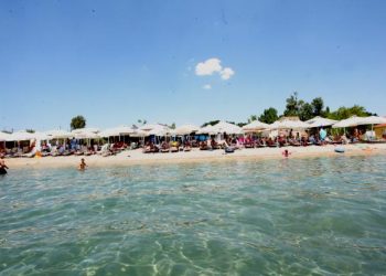 Video σε beach bar: Λιποθύμησε ιδιοκτήτης με το πρόστιμο -“Δεν σας είπα να μην κάθεστε πάνω από 2;”