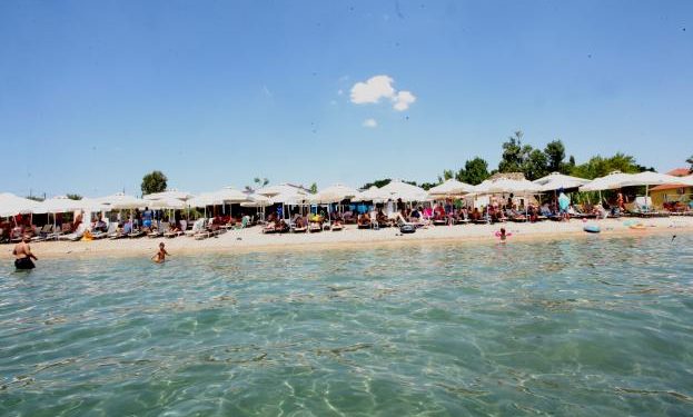 Alldaynews.gr Video σε beach bar: Λιποθύμησε ιδιοκτήτης με το πρόστιμο -“Δεν σας είπα να μην κάθεστε πάνω από 2;”