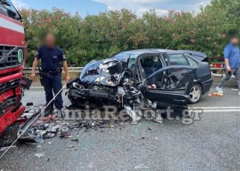 ΠΡΙΝ ΑΠΟ ΛΙΓΟ: ΙΧ καρφώθηκε σε νταλίκα- Νεκρή 55χρονη (pics, video)