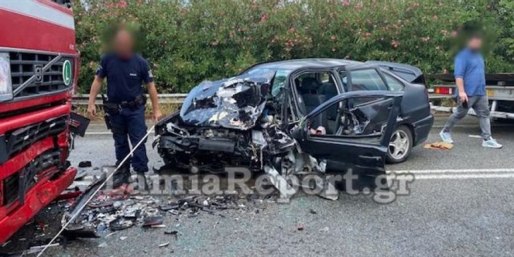 ΠΡΙΝ ΑΠΟ ΛΙΓΟ: ΙΧ καρφώθηκε σε νταλίκα- Νεκρή 55χρονη (pics, video)