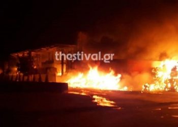 Θεσσαλονίκη: Φωτιά σε αποθήκη μίνι μάρκετ – Με σκάλα έβγαλαν τις κόρες, τον γαμπρό κι ένα βρέφος (video)  ?