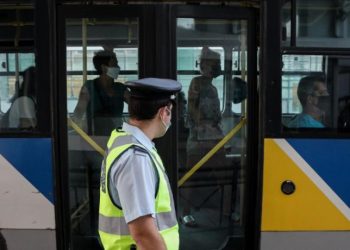 Γυναίκα που δεν φορούσε μάσκα σε λεωφορείο: «Ό,τι θέλει ο Θεός θα κολλήσω – Δεν έχω να πληρώσω, θα με βάλουν φυλακή;» (vid)