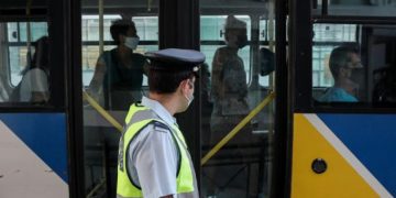 Alldaynews.gr Γυναίκα που δεν φορούσε μάσκα σε λεωφορείο: «Ό,τι θέλει ο Θεός θα κολλήσω – Δεν έχω να πληρώσω, θα με βάλουν φυλακή;» (vid)
