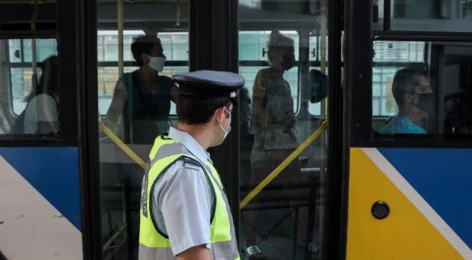 Alldaynews.gr Γυναίκα που δεν φορούσε μάσκα σε λεωφορείο: «Ό,τι θέλει ο Θεός θα κολλήσω – Δεν έχω να πληρώσω, θα με βάλουν φυλακή;» (vid)
