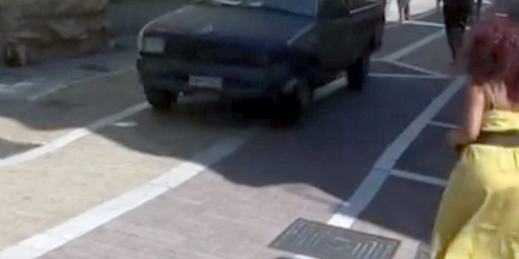 Λύθηκε το χειρόφρενο και έτρεχε ο κόσμος να σωθεί! Απίστευτες εικόνες στην Καβάλα (video)