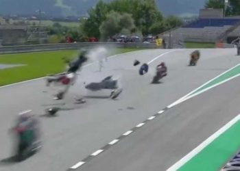 Τρομακτική σύγκρουση στο moto 2 της Αυστρίας: Έγιναν σμπαράλια δυο μηχανές (video)