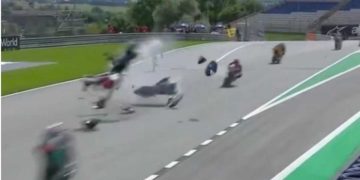 Alldaynews.gr Τρομακτική σύγκρουση στο moto 2 της Αυστρίας: Έγιναν σμπαράλια δυο μηχανές (video)