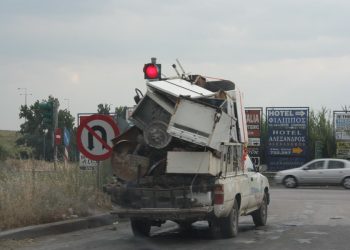 Αναζητείται παλιατζής: Ιπτάμενη σιδερώστρα έστειλε ηλικιωμένο στο…νοσοκομείο Βόλου
