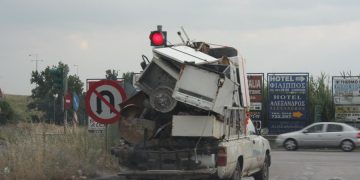 Αναζητείται παλιατζής: Ιπτάμενη σιδερώστρα έστειλε ηλικιωμένο στο…νοσοκομείο Βόλου