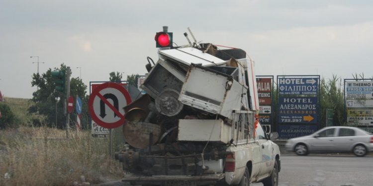 Αναζητείται παλιατζής: Ιπτάμενη σιδερώστρα έστειλε ηλικιωμένο στο…νοσοκομείο Βόλου