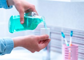 Κορωνοϊός: Εντυπωσιακό εύρημα- Τα στοματικά διαλύματα ίσως μειώνουν τον κίνδυνο μετάδοσης!