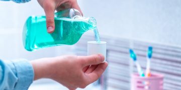 Κορωνοϊός: Εντυπωσιακό εύρημα- Τα στοματικά διαλύματα ίσως μειώνουν τον κίνδυνο μετάδοσης!