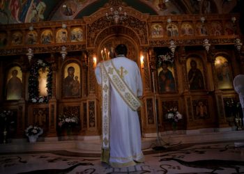 Συνελήφθη παπάς που καλούσε μέσω facebook τους πιστούς να μην φοράνε μάσκες