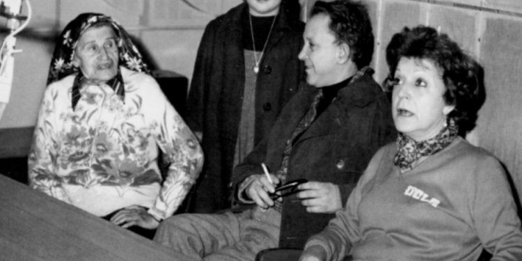 Alldaynews.gr «Η εκτρωματική Βασιλειάδου και η άλλη η ηλίθια, η Ρένα Βλαχοπούλου»… Όταν ο Κώστας Ταχτσής «πυροβολούσε» τις σταρ ντυμένος γυναίκα