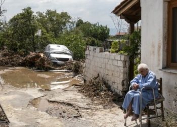 Εύβοια: “Δέσαμε παππού και γιαγιά στο δέντρο για να τους σώσουμε”-8 οι Νεκροί