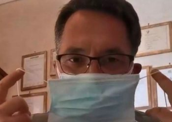 Γκρεμίζονται όλες οι θεωρίες: Καρδιολόγος φοράει 7 μάσκες και αναπνέει χωρίς πρόβλημα