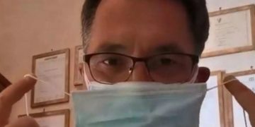 Alldaynews.gr Γκρεμίζονται όλες οι θεωρίες: Καρδιολόγος φοράει 7 μάσκες και αναπνέει χωρίς πρόβλημα