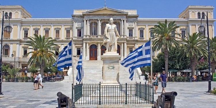 Συναγερμός στη Σύρο: Δημοτικός υπάλληλος θετικός στον Κορονοϊό