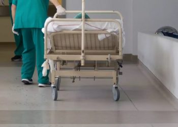 Κρήτη: Ασθενής άρχισε να κυνηγάει τους γιατρούς με μαχαίρι! “Τα είδαμε όλα από τη μια στιγμή στην άλλη”