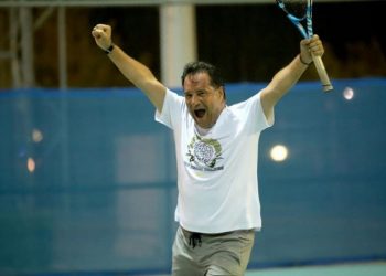 Ποιος Τσιτσιπάς! Ο Άδωνις Γεωργιάδης παίζει τένις και σαρώνει[photos]