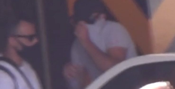 Alldaynews.gr Στη Σύρο μετά τη σύλληψή του ο Χάρι Μαγκουάιρ για το επεισόδιο με τους αστυνομικούς- Δείτε βίντεο