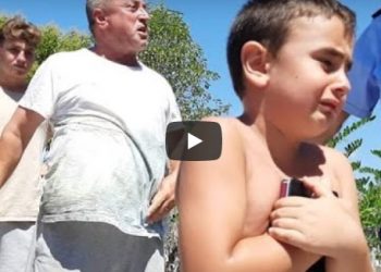 Σπαράζει καρδιές το αγοράκι στην Κακαβιά που έκλαιγε με το διαβατήριο αγκαλιά: «Θέλω να πάω σπίτι μου»[video]