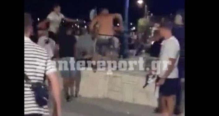 Λαγανάς: Άγριο ξύλο μεταξύ Βρετανών και Ρομά[video]