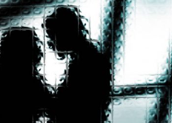 Έπιασε στα πράσα τον άντρα της να κάνει σ3ξ με τη μαμά του: Έγινε έτσι απλά, είπε εκείνος