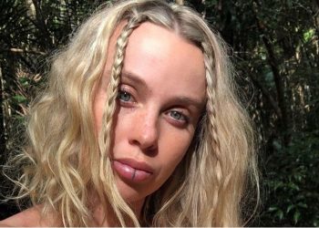 Έκανε σ3ξ με τον σύζυγό της μπροστά στον γιο τους – Τι απαντά στους επικριτές της