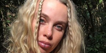 Έκανε σ3ξ με τον σύζυγό της μπροστά στον γιο τους – Τι απαντά στους επικριτές της