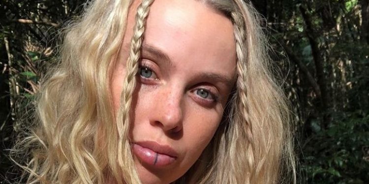 Έκανε σ3ξ με τον σύζυγό της μπροστά στον γιο τους – Τι απαντά στους επικριτές της