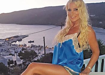 Η Μπεζαντάκου χαλαρώνει σε κυκλαδονήσι και ανάβει φωτιές με τις juicy καμπύλες της![photos]