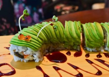 Έφαγε σούσι και ο πονόλαιμος που ένιωθε ήταν σκουλήκι στις αμυγδαλές!