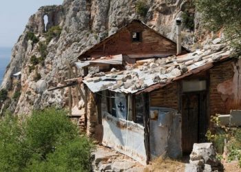 Άγιον Όρος: Οι Μοναχοί που ζουν στην άκρη του Γκρεμού ακόμα και μετά τον Θάνατό τους[photos]
