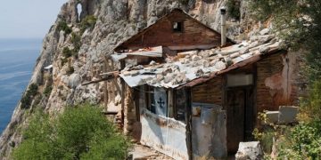 Άγιον Όρος: Οι Μοναχοί που ζουν στην άκρη του Γκρεμού ακόμα και μετά τον Θάνατό τους[photos]