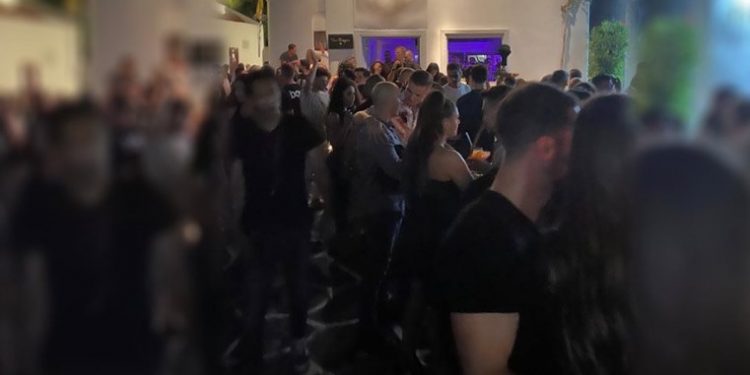 Alldaynews.gr Κορωνοϊός: Ανεξέλεγκτα τα πάρτι στις βίλες της Μυκόνου
