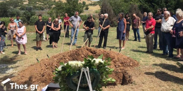 Αγάθωνας: Σεμνά και Ρεμπέτικα το τελευταίο “αντίο” στον σπουδαίο καλλιτέχνη[video][photos]