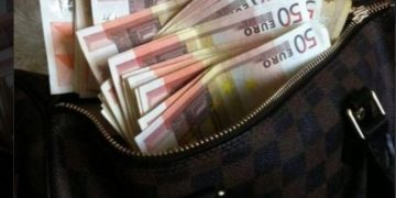 Μύκονος: Έκλεψαν τσαντάκι με 7.800 ευρώ – Τους «τσάκωσαν» στο αεροδρόμιο