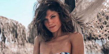 Μαίρη Συνατσάκη: Ακομπλεξάριστη δείχνει την κυτταρίτιδα στα πόδια της